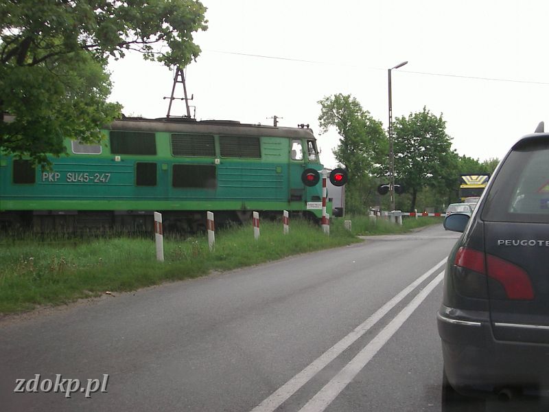 2005-05-23.022 bolechowo - MGoslina.JPG - 2005-05-23,SU45-247 osobowy relacji Pozna G - Wgrowiec na przejedzie pod Murowan Golin.